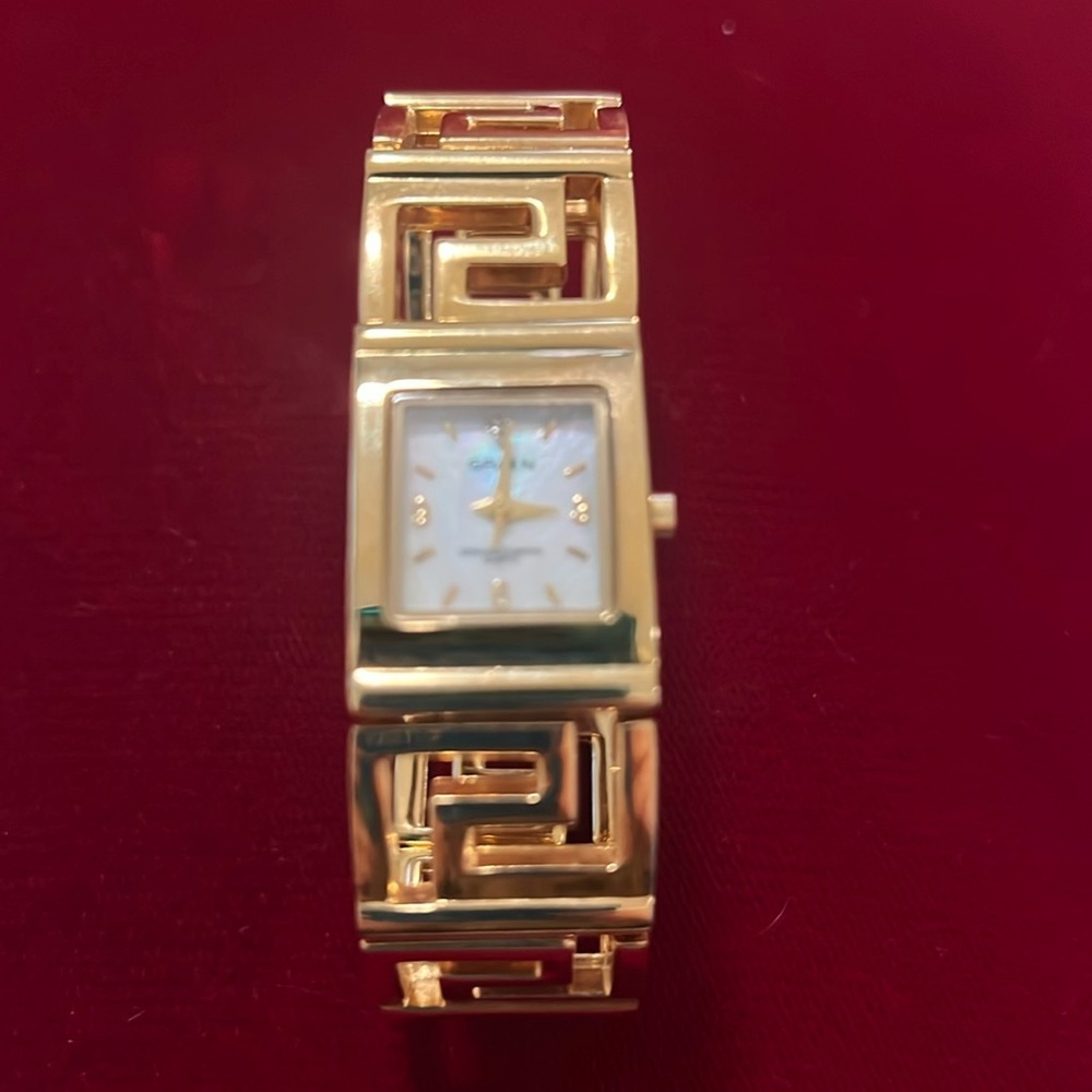 Vintage Gruen Mother of Pearl Genuine Diamond Quartz Ladies Watch